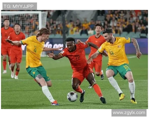 足球狂热瞬间球迷激情冲入球场直奔偶像球星引发全场震动